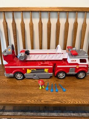 PAW Patrol Ultimate Rescue Fire Truck with Marshall Figure and Water Launchers